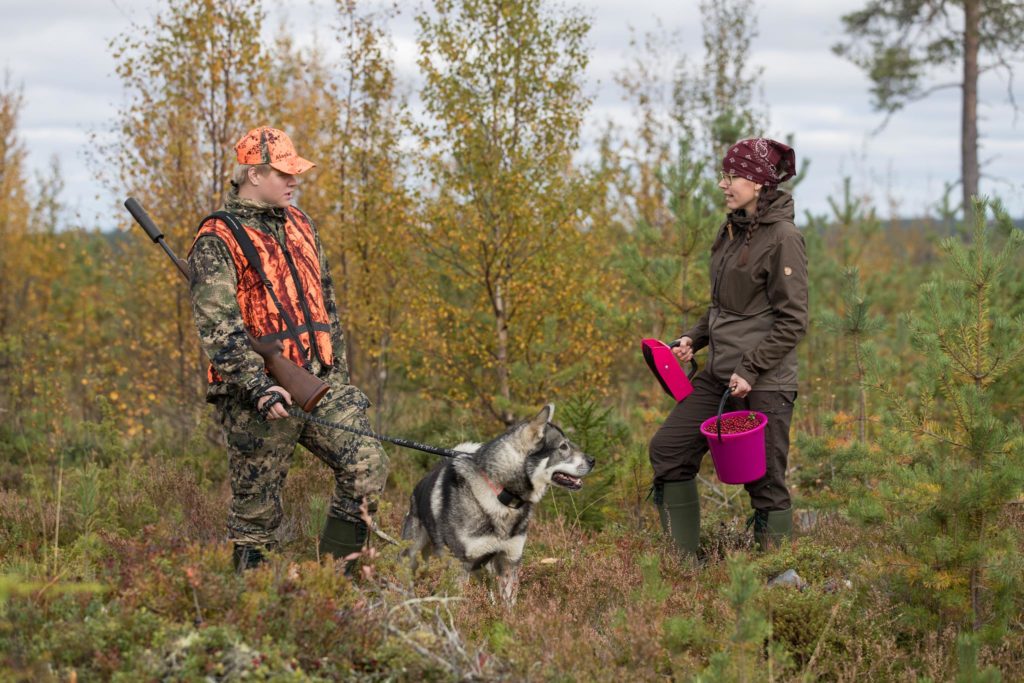 Jägare, hund och en kvinna.