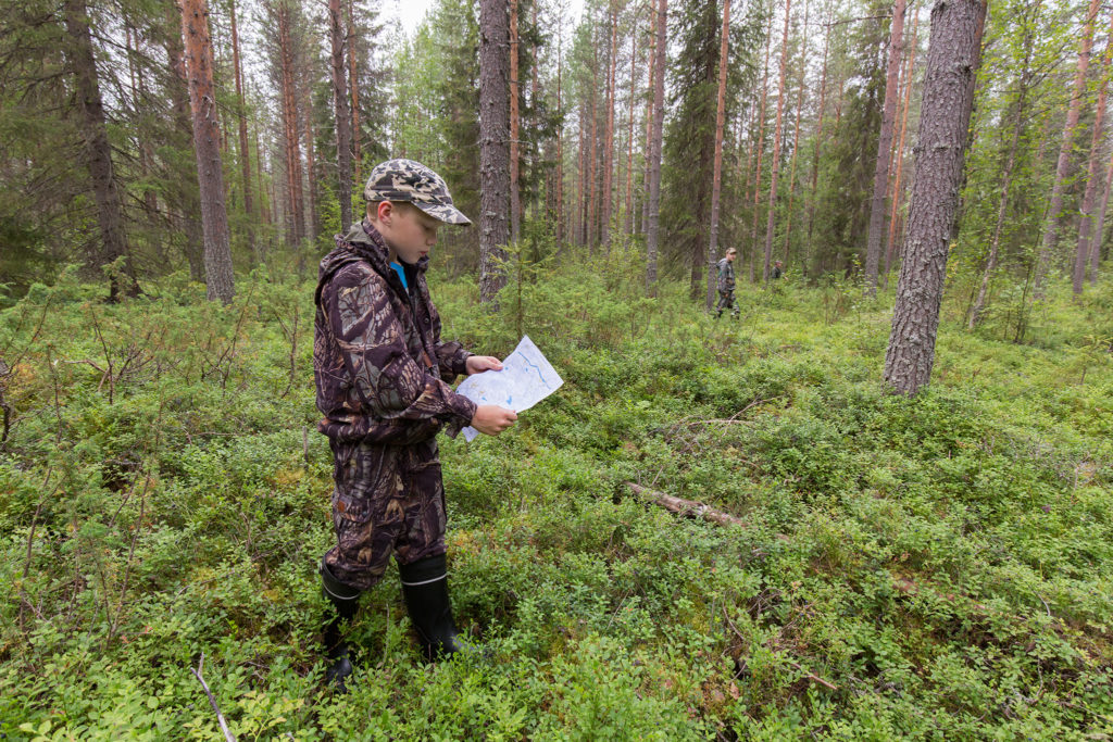 Riistakolmiolaskentaa. Kolme ihmistä rivissä. 