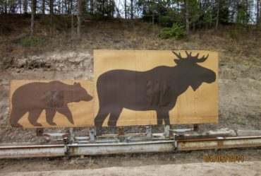 Ampumakokeissa käytettävät maalitaulut kiskoilla. Vasemmalla karhutaulu ja oikealla hirvitaulu.