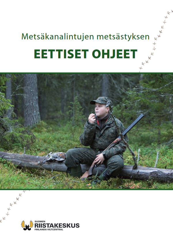 Metsäkanalintujen eettiset ohjeet vihon kansi, jossa poika istuu puunrungolla aseen kanssa ja puhaltaa pilliin.