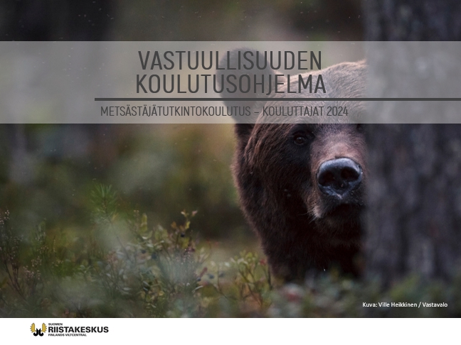 Metsästäjätutkintokouluttajien koulutuspaketin kansidia. Karhu katsoo kameraan.